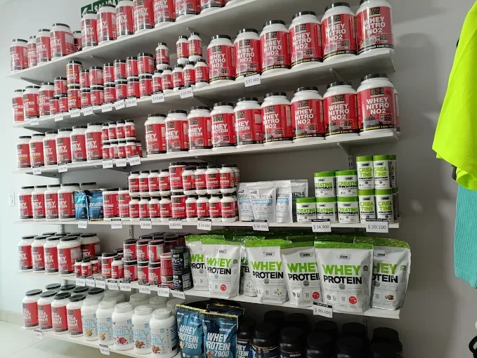 Góndolas con proteínas y creatinas en el local